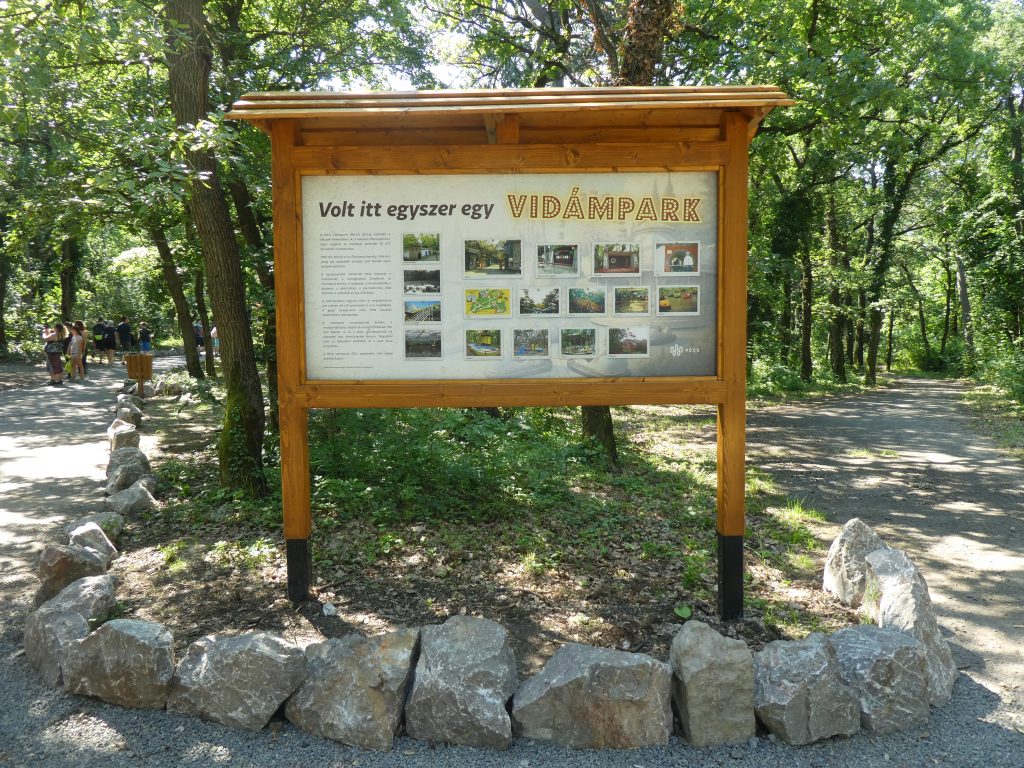 A park elején egy táblán sok kis képet látunk az egykori vidámpark múltjából. Az óriáskerékről, a dodzsemről, a kedvencről ami egy repülő volt....