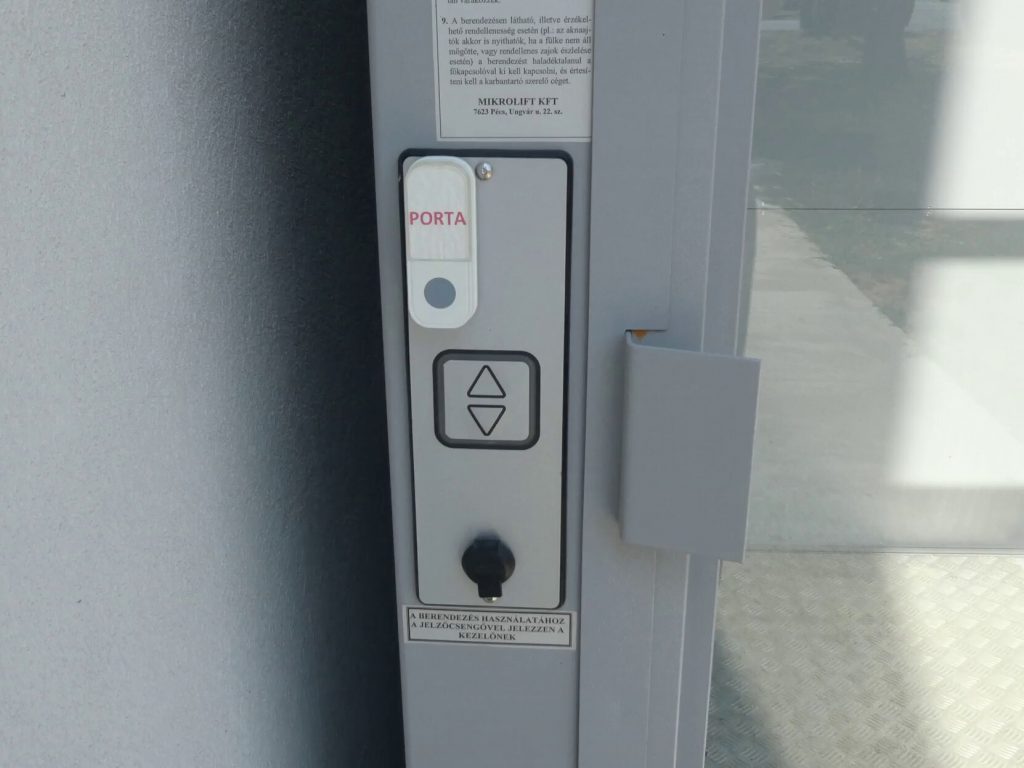 A külső lift vezérlőgombjai közelről. 