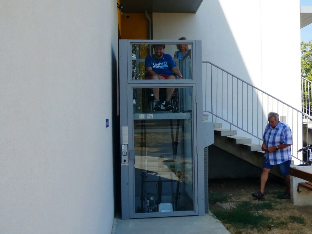 A külső lift működés közben. A lépcsősor tetején Gergő már beszállt, a lift elindult lefelé. 