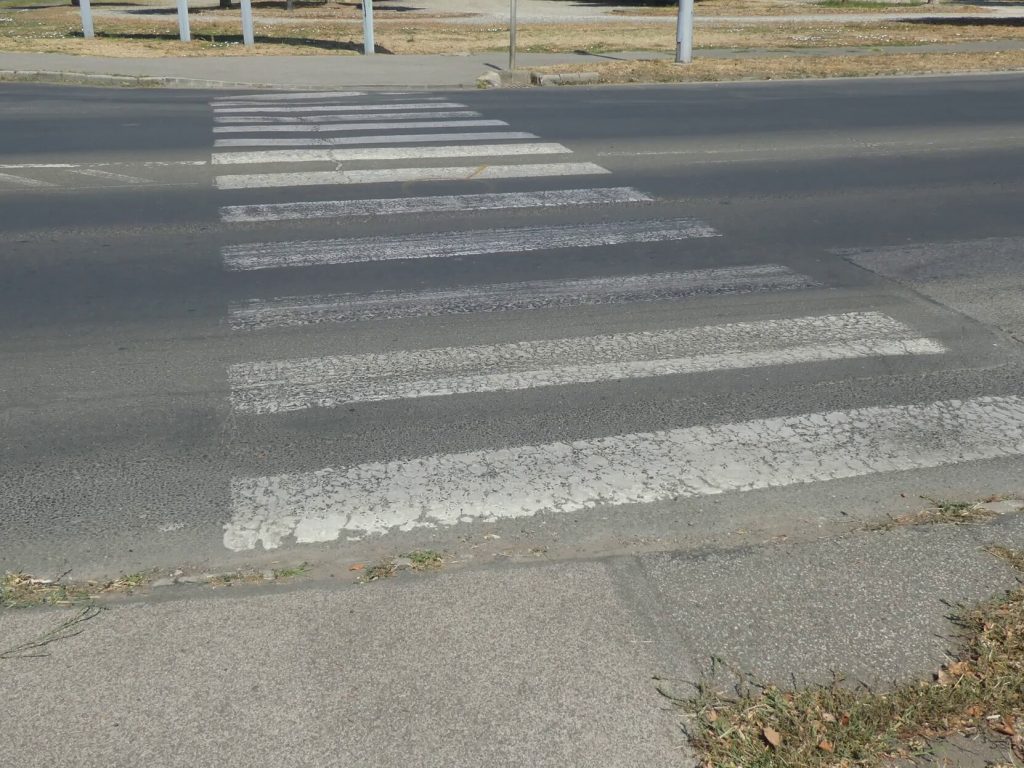 A Műjégpálya felől a szokásos, kissé kopott festésű, de sima zebrát látunk. 