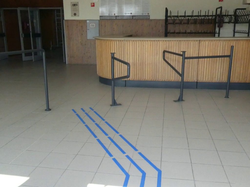A ruhatár előtt látjuk az oda vezető kék színű taktilis jeleket. 