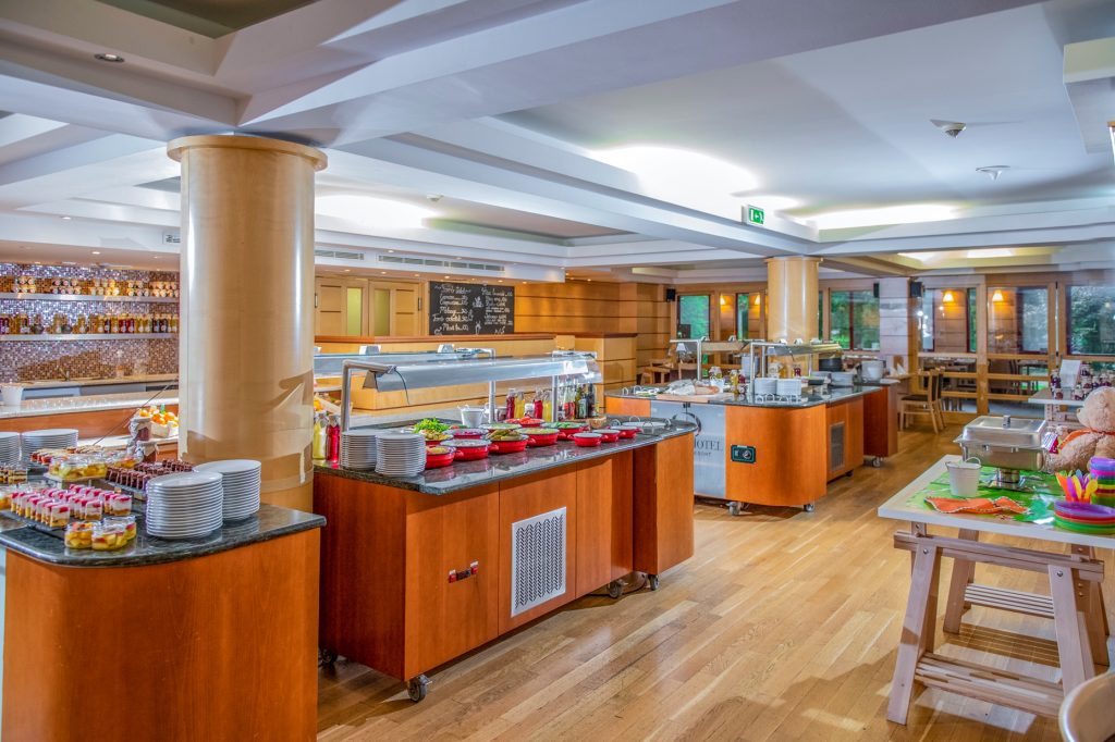 A hotel étterme tágas, kisebb pult-szigeteken találhatóak az ételek. Körbejárhatóak. A burkolat parketta.