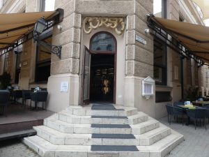The image shows the main entrance and the two terraces next to it: the Király Street terrace is on the right side at street level. The Theatre Square terrace is on the left side and can be reached from here by two steps.